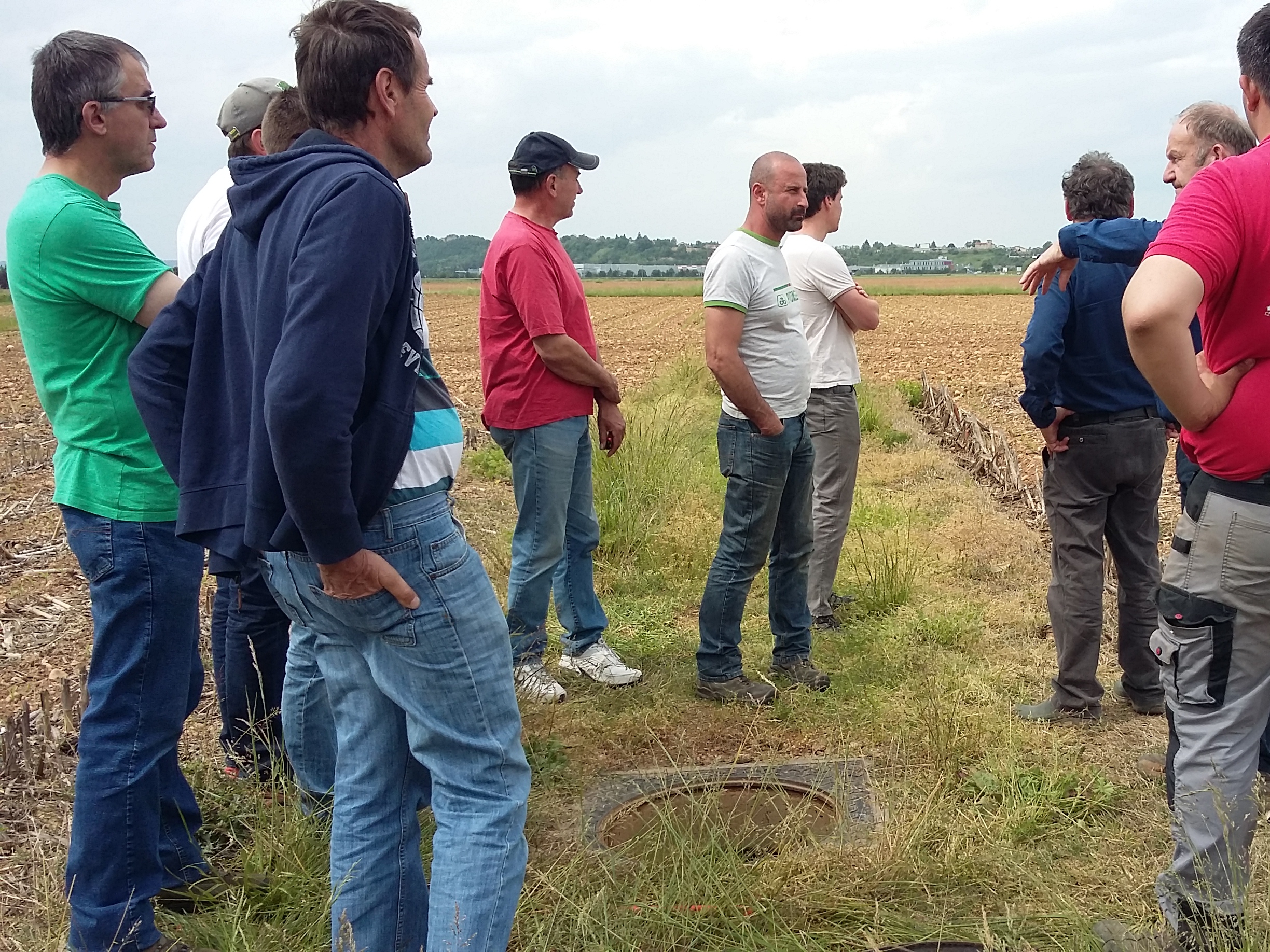 Le groupe en train d'observer un puit lysimétrique