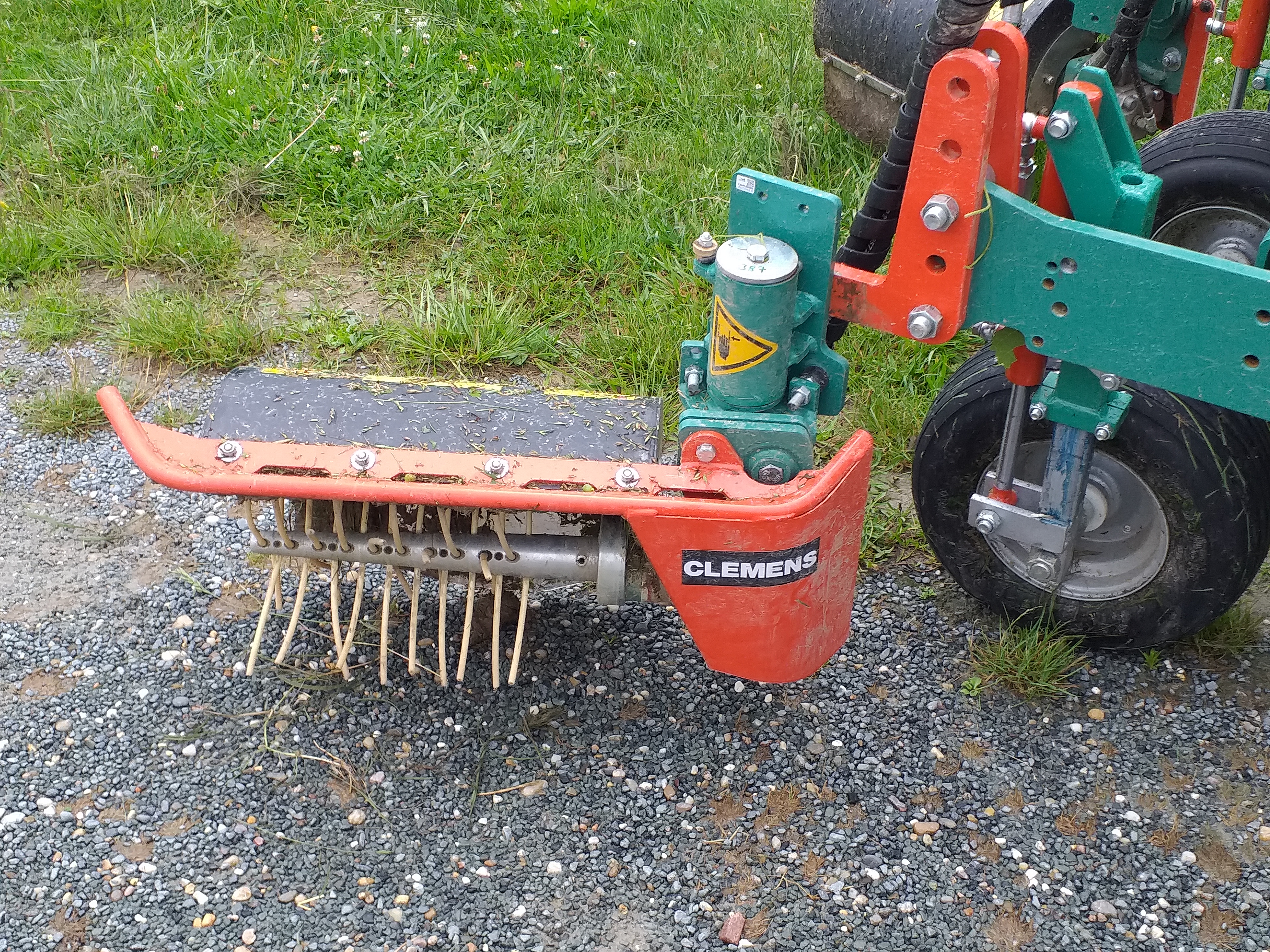 Désherbeuse mécanique intercep (Multiclean de Clemens)