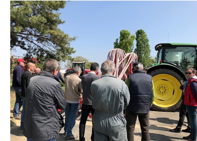 Groupe d'agriculteurs devant une démonstration de matériel