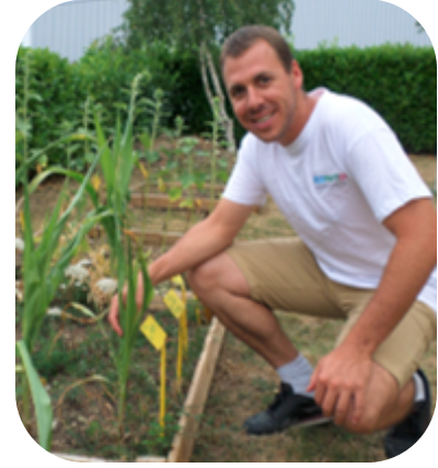 Photo de l'ingénieur accroupi dans un maïs