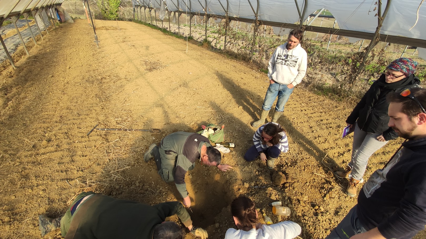 Diagnostic de sol selon la méthode Herody avec Jean-Paul Gabard, en présence d'étudiants en BPREA