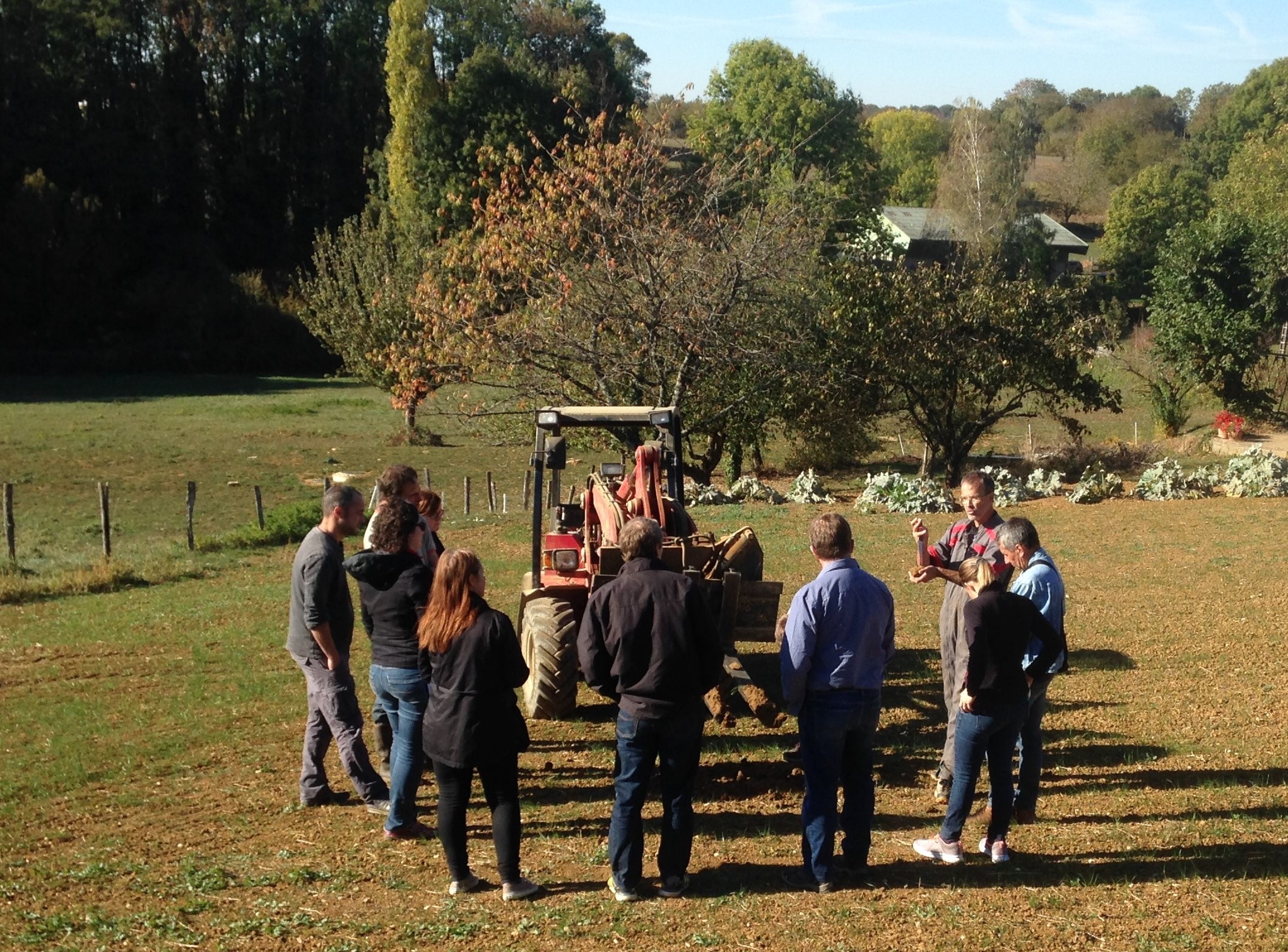 Observation du sol à l'aide d'une fourche frontale (méthode Pépone) lors d'une formation organisée dans le cadre du groupe DEPHY