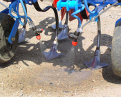 Traitement localisé sur le rang combiné à une bineuse - désherbinage  Crédit : FREDON Auvergne