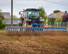 Pratiquer le désherbage mécanique en plein - Houe rotative