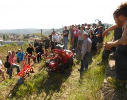 groupe de personnes regardant un matériel de travail du sol