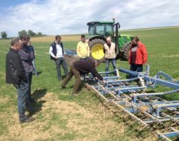 Groupe DEPHY en visite démonstration de désherbage mécanique