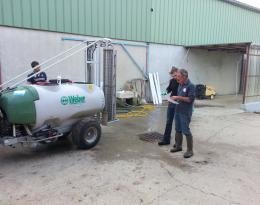 photo représentant 2 membres du groupes réglant un appareil de traitements phytosanitaires