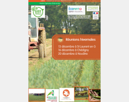 photo de tracteur dans un champ