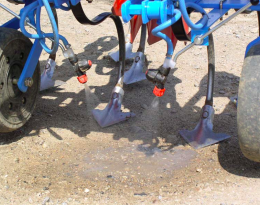 Traitement localisé sur le rang combiné à une bineuse - désherbinage  Crédit : FREDON Auvergne