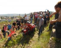 groupe de personnes regardant un matériel de travail du sol