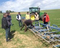 Groupe DEPHY en visite démonstration de désherbage mécanique