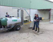 photo représentant 2 membres du groupes réglant un appareil de traitements phytosanitaires